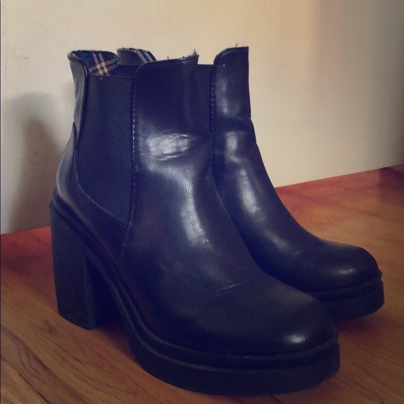 Leather ankle heeled boots in black - Picture 1 of 2